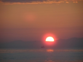 2008/10/16:美保湾から昇る　「絶景の日の出」　♪